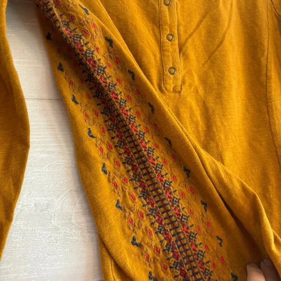 Aventura Clothing Women's Mandy Embroidered Henley - Picture 4 of 5